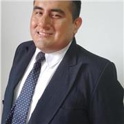 Profesor de contabilidad que imparte conocimientos a sus alumnos